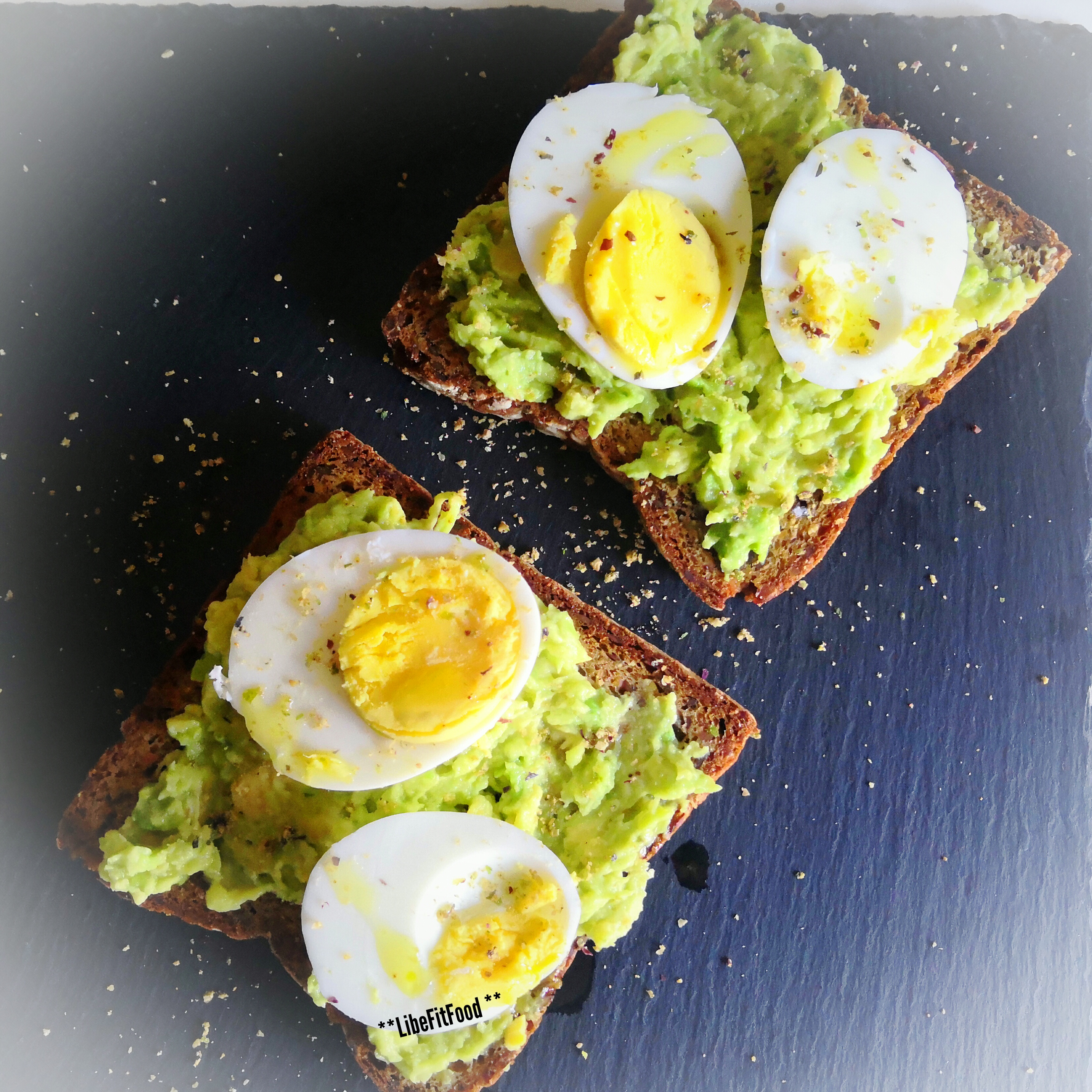 PANE CON AVOCADO E UOVA – di Liberata Gallo